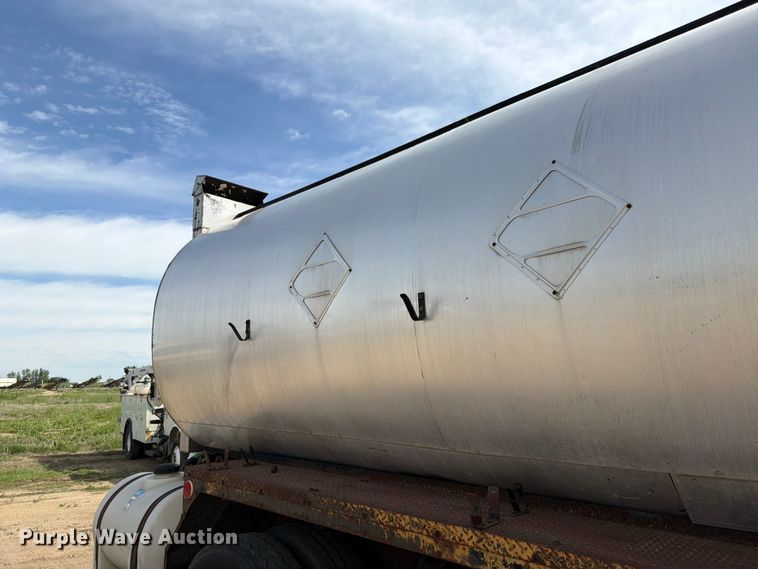 image for item FK0230 1984 International 2575 tank truck