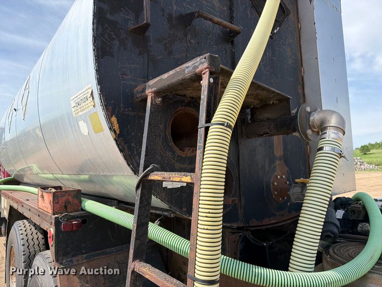 image for item FK0230 1984 International 2575 tank truck