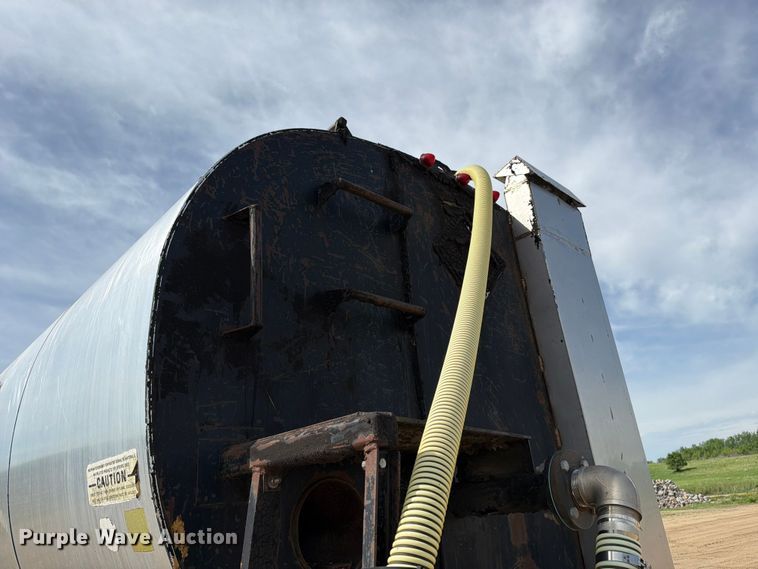 image for item FK0230 1984 International 2575 tank truck