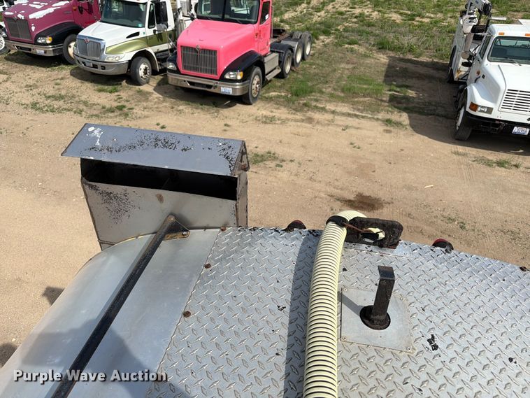 image for item FK0230 1984 International 2575 tank truck