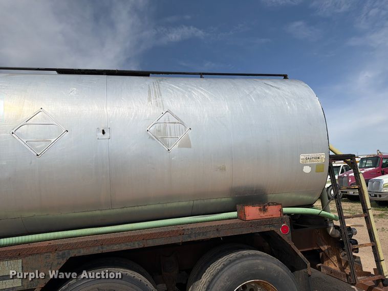 image for item FK0230 1984 International 2575 tank truck