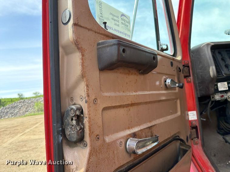 image for item FK0230 1984 International 2575 tank truck
