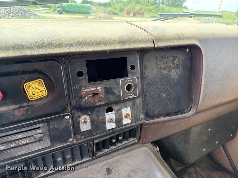 image for item FK0230 1984 International 2575 tank truck