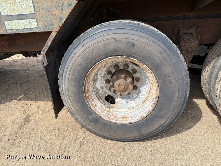 image for item FK0230 1984 International 2575 tank truck