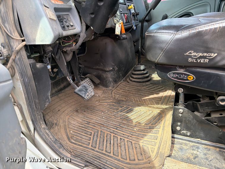 image for item FK0232 2007 International 4200 utility / service truck