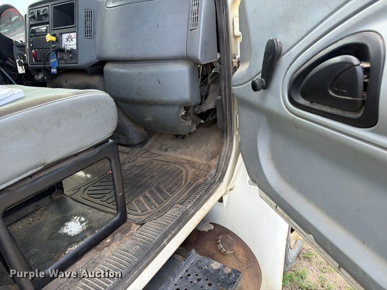 image for item FK0232 2007 International 4200 utility / service truck