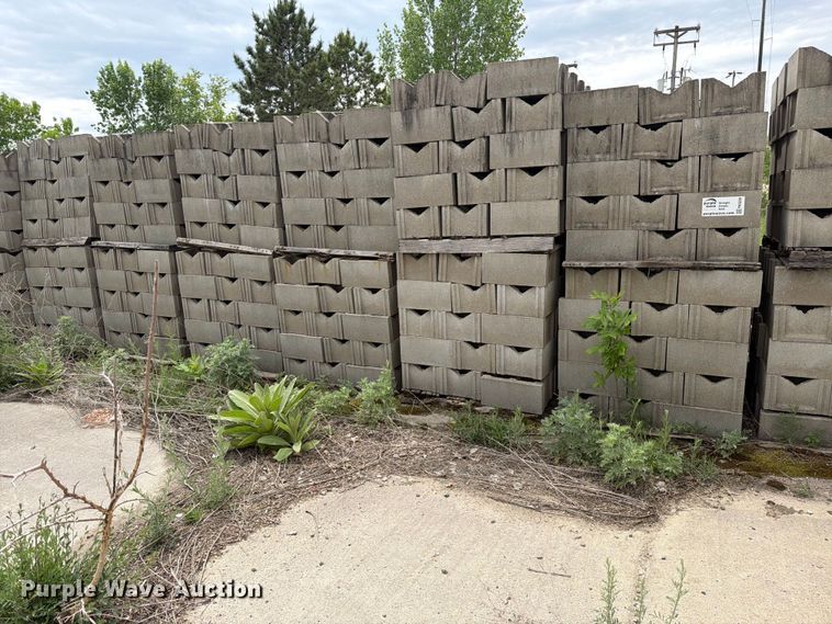image for item FK0239 Approximately 17 pallets of concrete blocks