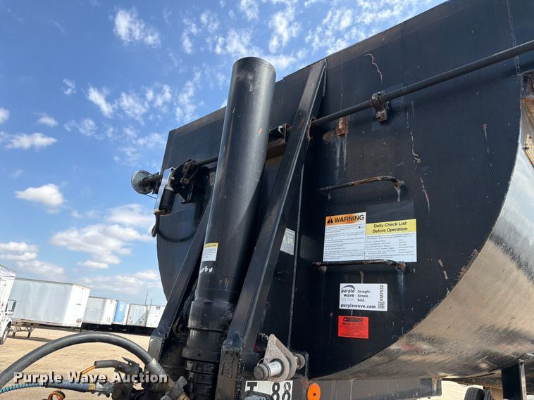 image for item FM7533 1999 Clement RKHL3226 end dump trailer