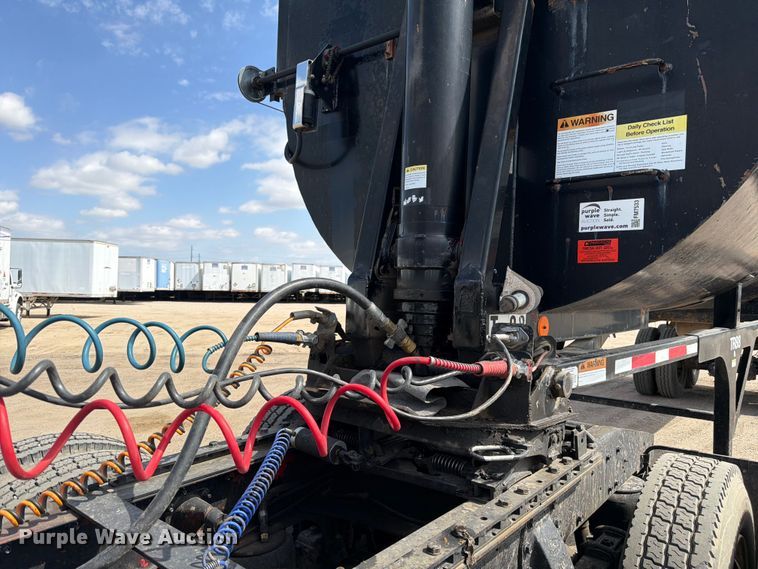 image for item FM7533 1999 Clement RKHL3226 end dump trailer