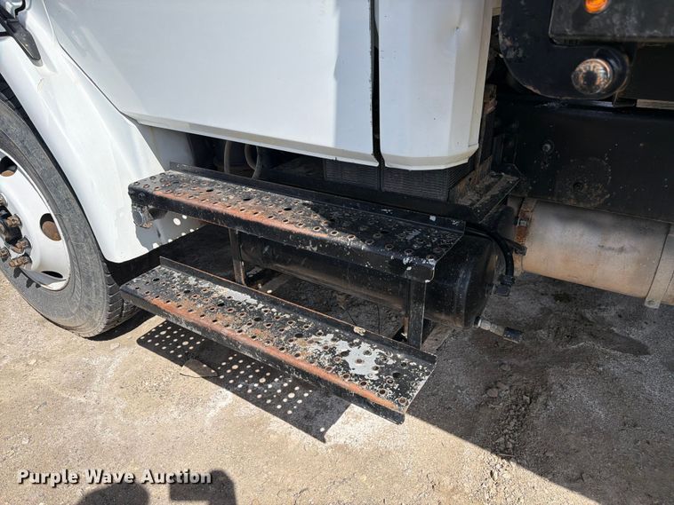 image for item FM7537 2001 Freightliner FL70 dump truck