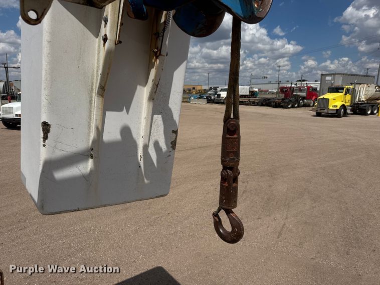 image for item NA9367 2001 Freightliner FL70 bucket truck