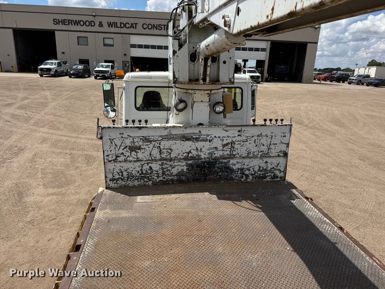 image for item NA9367 2001 Freightliner FL70 bucket truck