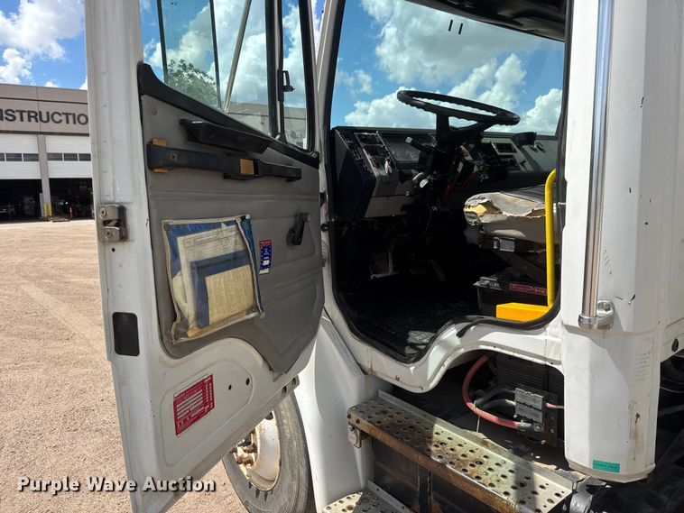 image for item NA9367 2001 Freightliner FL70 bucket truck