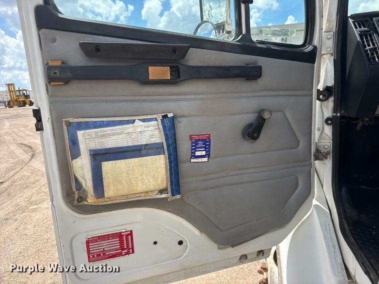 image for item NA9367 2001 Freightliner FL70 bucket truck
