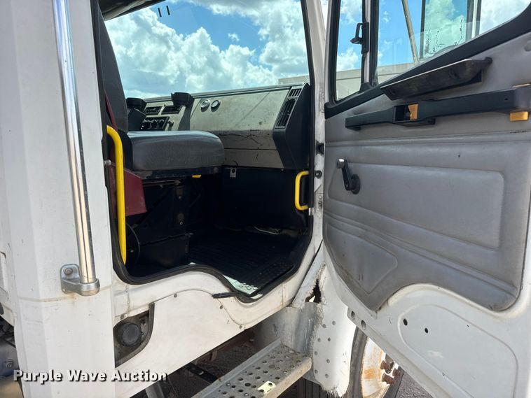 image for item NA9367 2001 Freightliner FL70 bucket truck