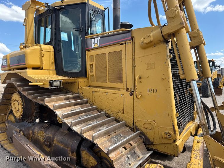 image for item NA9375 2000 Caterpillar D7R dozer