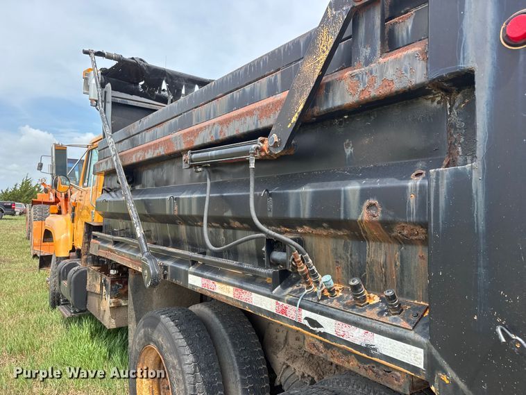image for item NA9404 2002 International 2554 dump truck