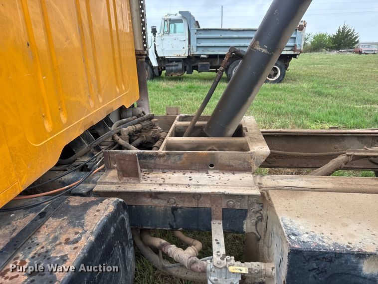 image for item NA9406 2000 International 2654 dump truck