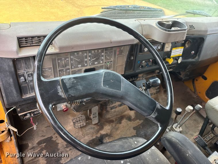 image for item NA9406 2000 International 2654 dump truck