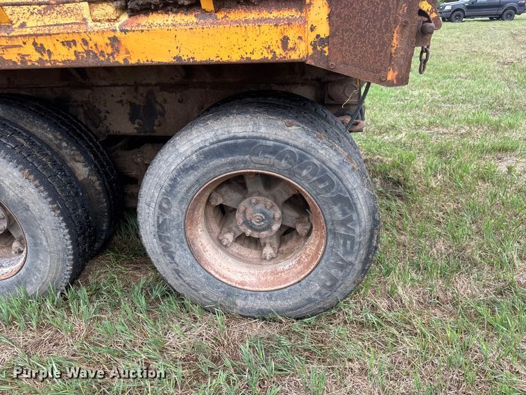 image for item NA9406 2000 International 2654 dump truck