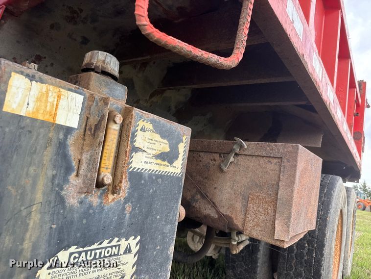 image for item NA9408 1999 International 4900 dump truck