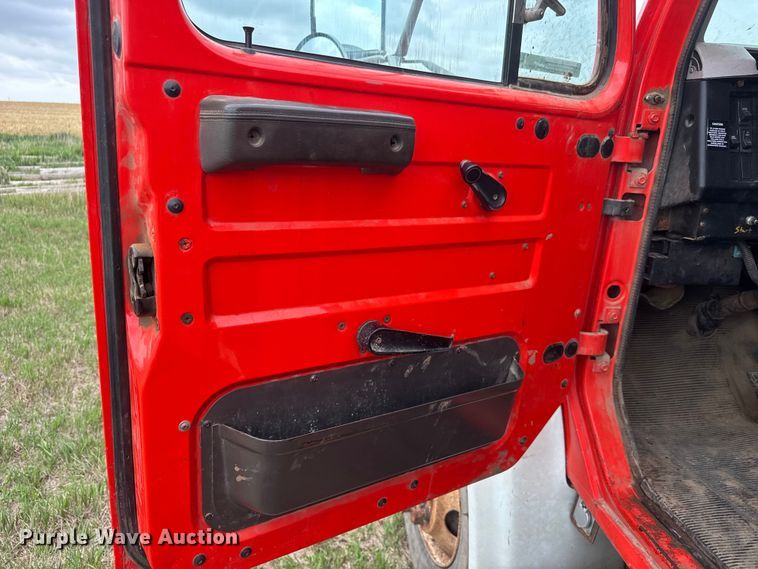 image for item NA9408 1999 International 4900 dump truck