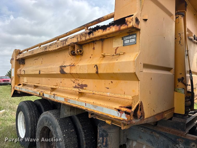 image for item NA9409 1995 International 4900 dump truck