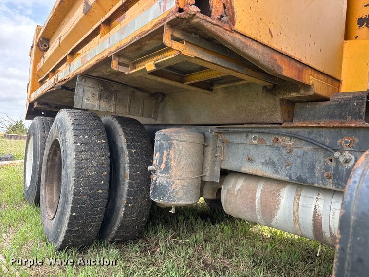 image for item NA9409 1995 International 4900 dump truck