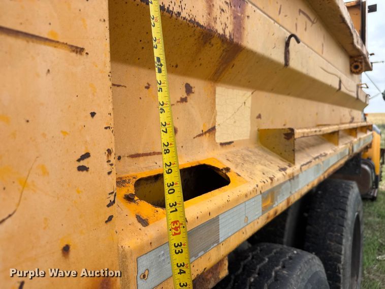 image for item NA9409 1995 International 4900 dump truck
