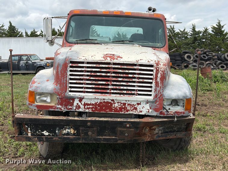 image for item NA9425 1994 International F4900 truck cab and chassis