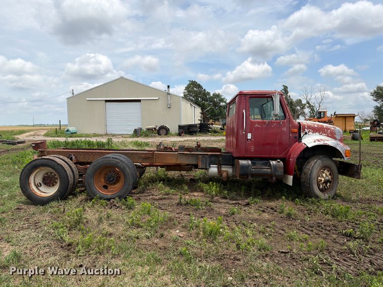 image for item NA9425 1994 International F4900 truck cab and chassis