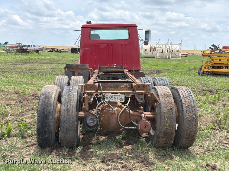 image for item NA9425 1994 International F4900 truck cab and chassis