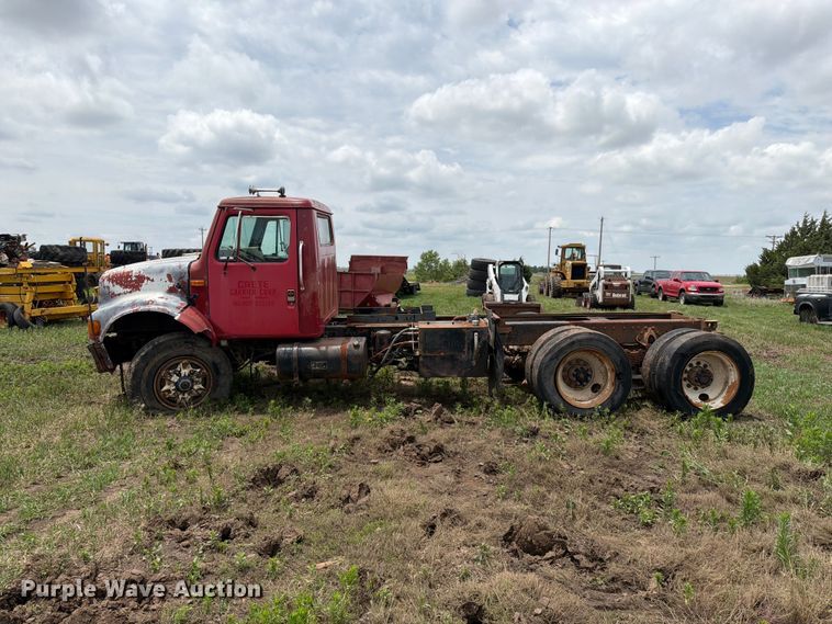 image for item NA9425 1994 International F4900 truck cab and chassis