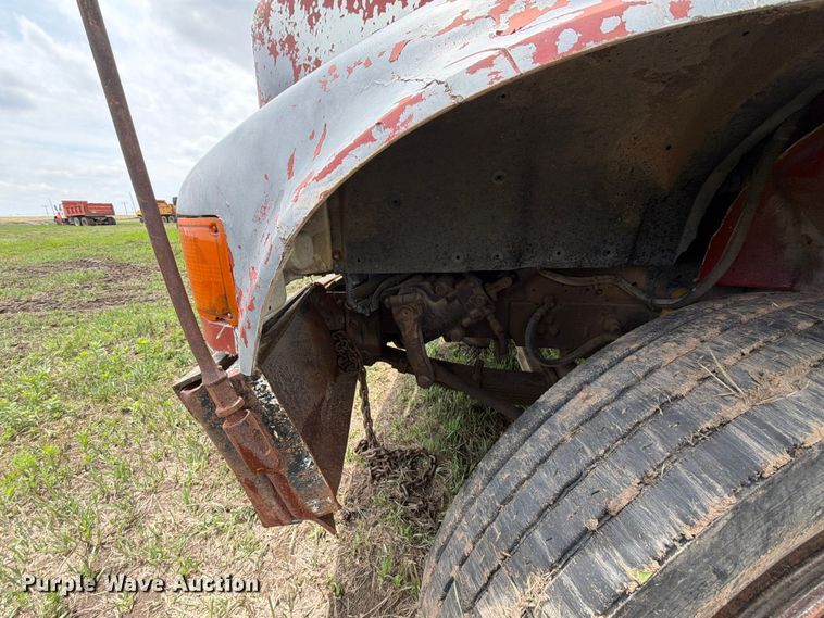 image for item NA9425 1994 International F4900 truck cab and chassis