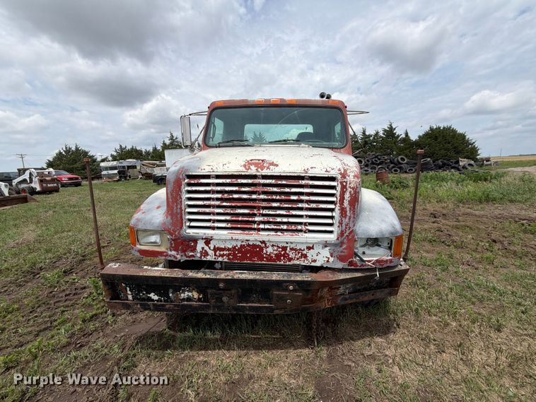 image for item NA9425 1994 International F4900 truck cab and chassis
