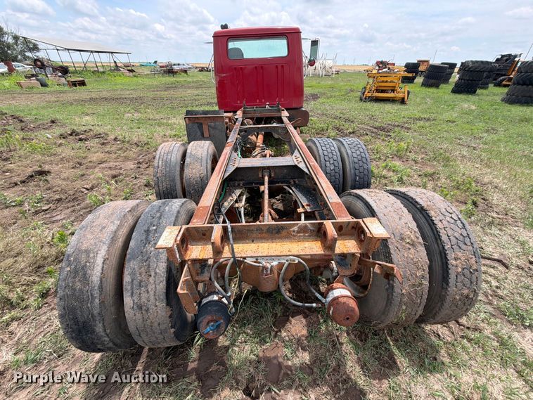 image for item NA9425 1994 International F4900 truck cab and chassis