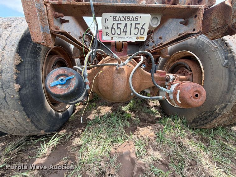 image for item NA9425 1994 International F4900 truck cab and chassis