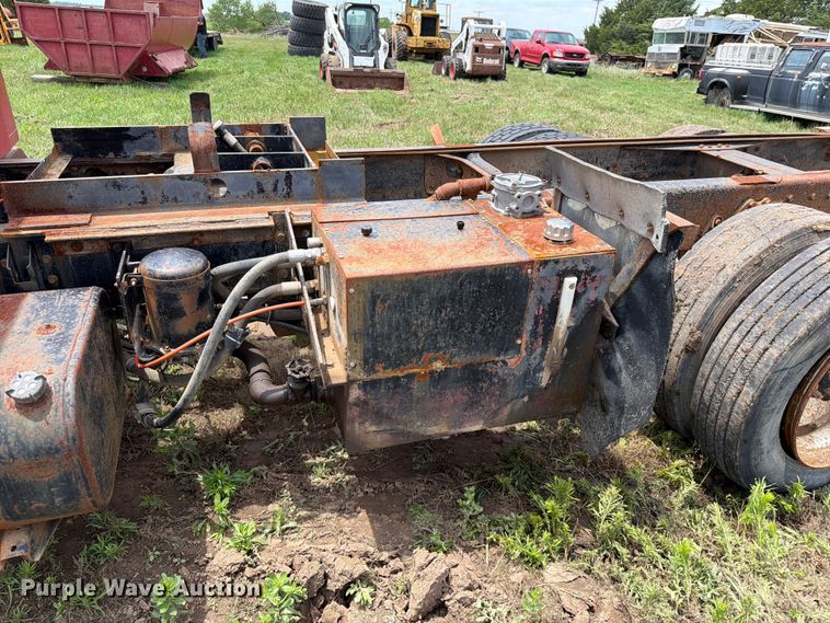 image for item NA9425 1994 International F4900 truck cab and chassis
