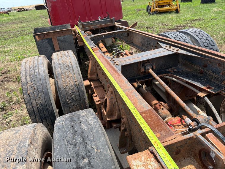 image for item NA9425 1994 International F4900 truck cab and chassis