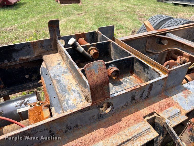 image for item NA9425 1994 International F4900 truck cab and chassis