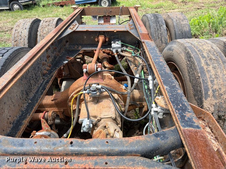 image for item NA9425 1994 International F4900 truck cab and chassis