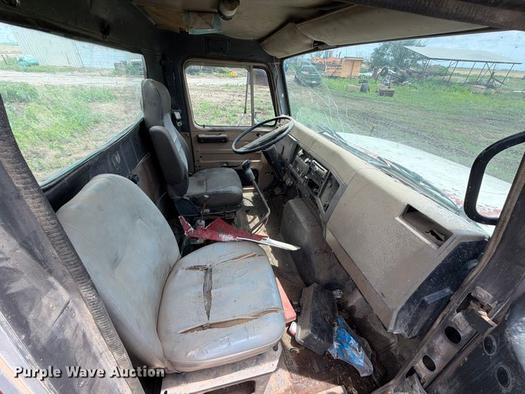 image for item NA9425 1994 International F4900 truck cab and chassis
