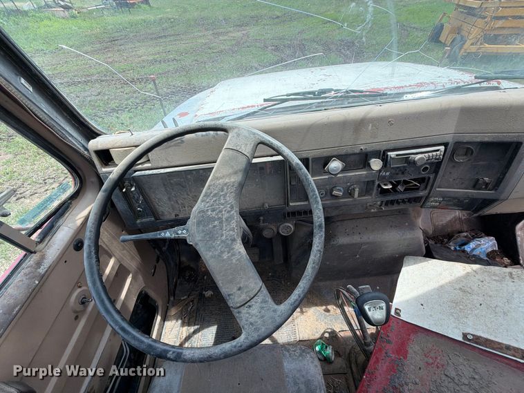 image for item NA9425 1994 International F4900 truck cab and chassis