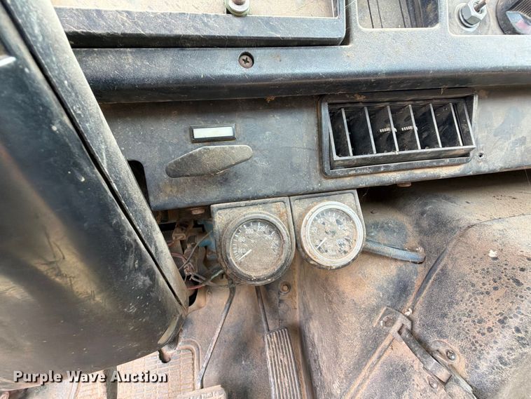 image for item NA9425 1994 International F4900 truck cab and chassis