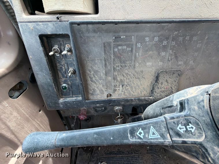 image for item NA9425 1994 International F4900 truck cab and chassis