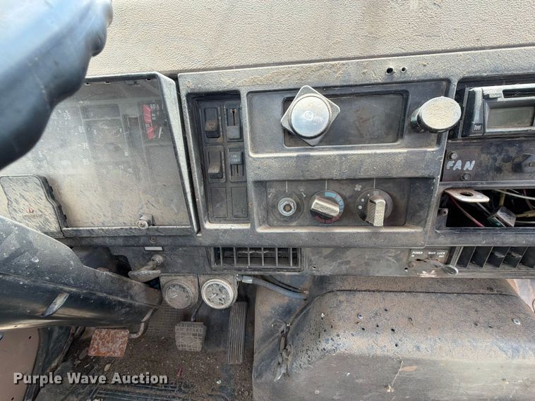 image for item NA9425 1994 International F4900 truck cab and chassis