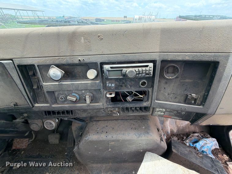 image for item NA9425 1994 International F4900 truck cab and chassis