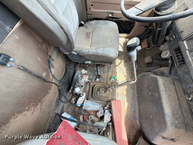 image for item NA9425 1994 International F4900 truck cab and chassis