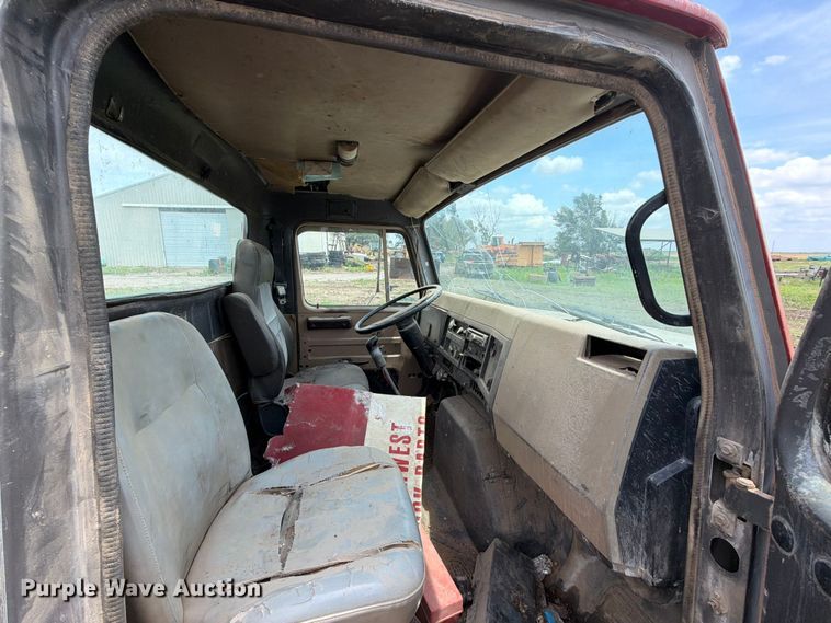 image for item NA9425 1994 International F4900 truck cab and chassis