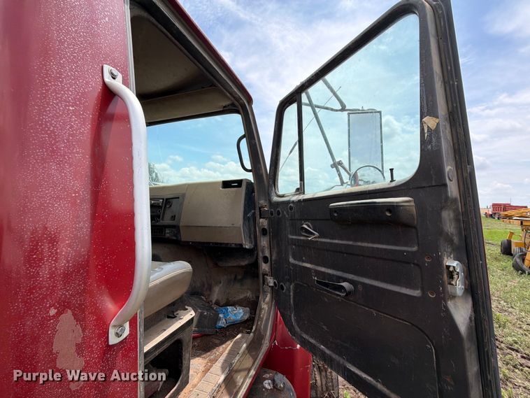 image for item NA9425 1994 International F4900 truck cab and chassis